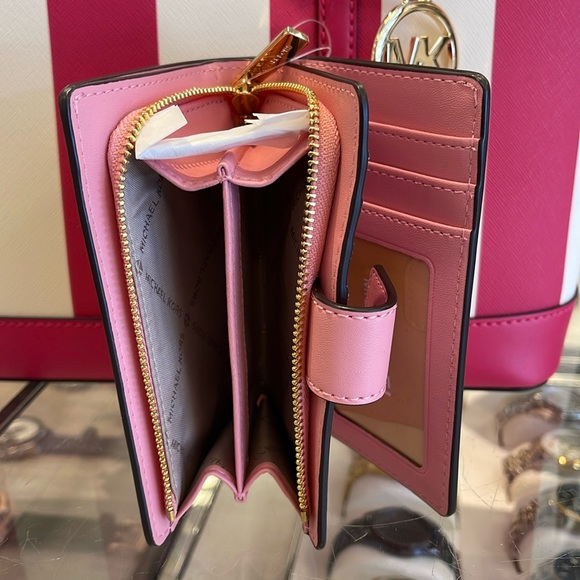 MICHAEL KORS
Medium Jet Set Travel Crossgrain Leather Bifold Zip Wallet
Carnatio - Picture 12 of 16